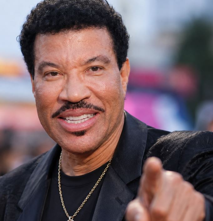 Lionel Richie Pauses Concert After Feeling Unwell as Fans Send Messages of Support